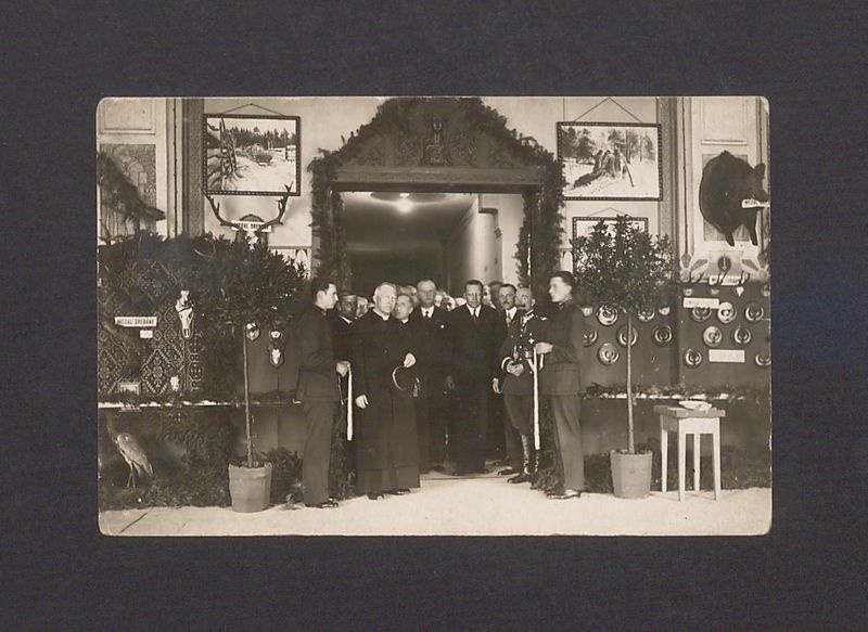 Wystawa produktów rolniczych w Hotelu Europejskim.
Moment otwarcia wystawy tuż po przecięciu wstęgi. 
