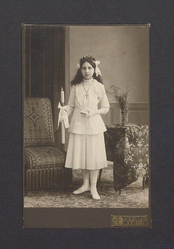 Portret komunijny dziewczynki.