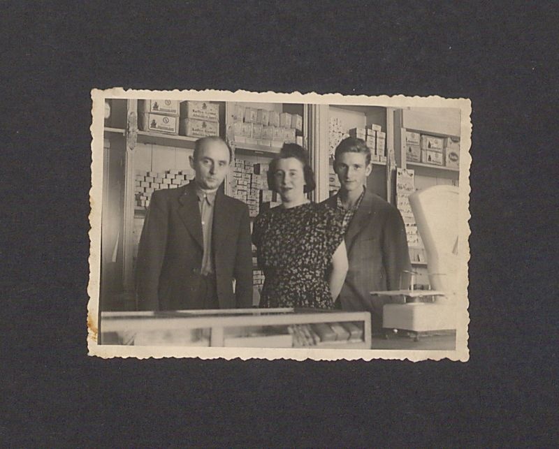 Władysław Hass we wnętrzu własnego sklepu.