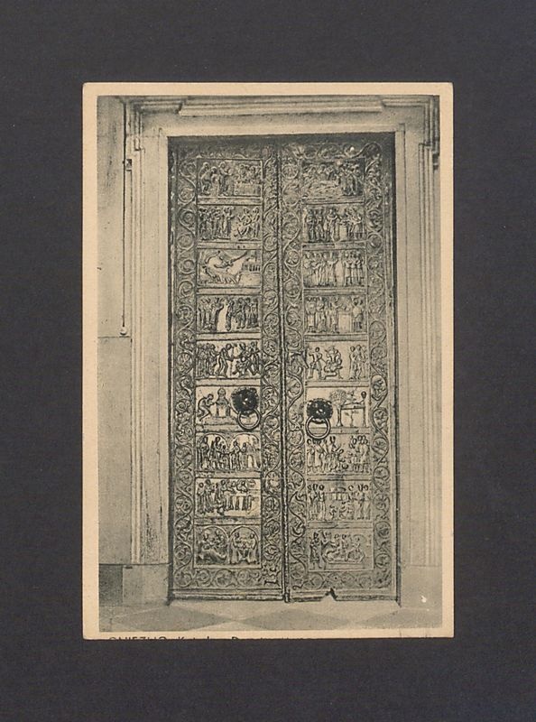 Drzwi gnieźnieńskie w katedrze.