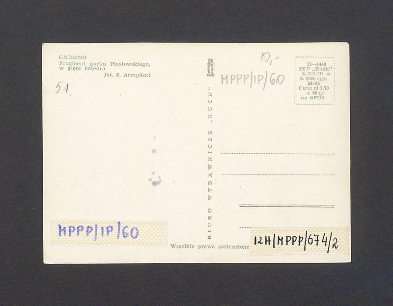 Fragment Parku Piastowskiego, w głębi katedra.