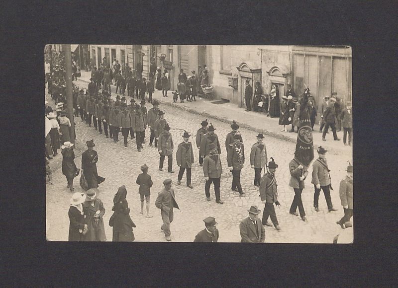 Uroczystości Bractwa Kurkowego. Przemarsz ul. Warszawską.
