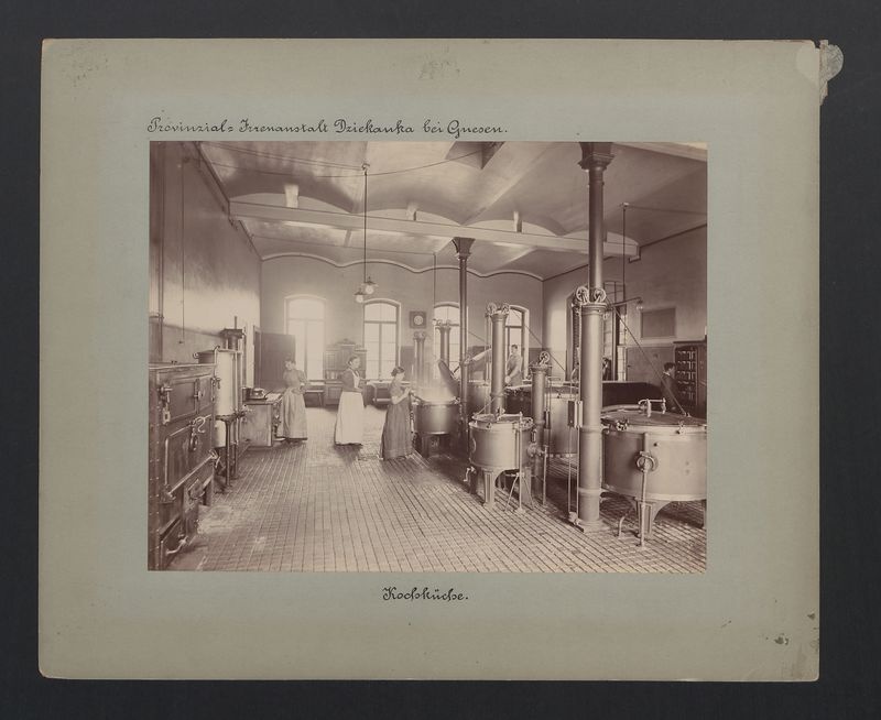 Gniezno – Dziekanka. Kuchnia. Urządzenia niezbędne do przygotowywania posiłków dla pensjonariuszy. 