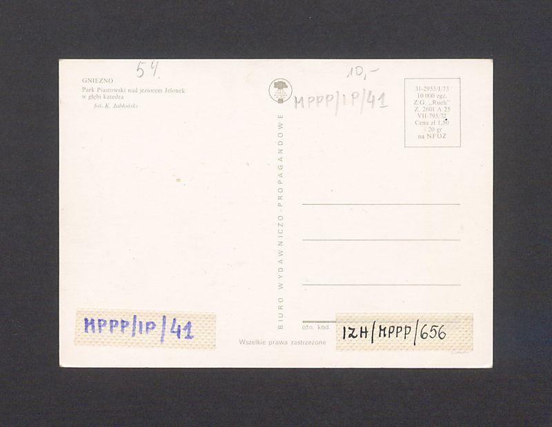 Park Piastowski nad jeziorem Jelonek, w głębi katedra.