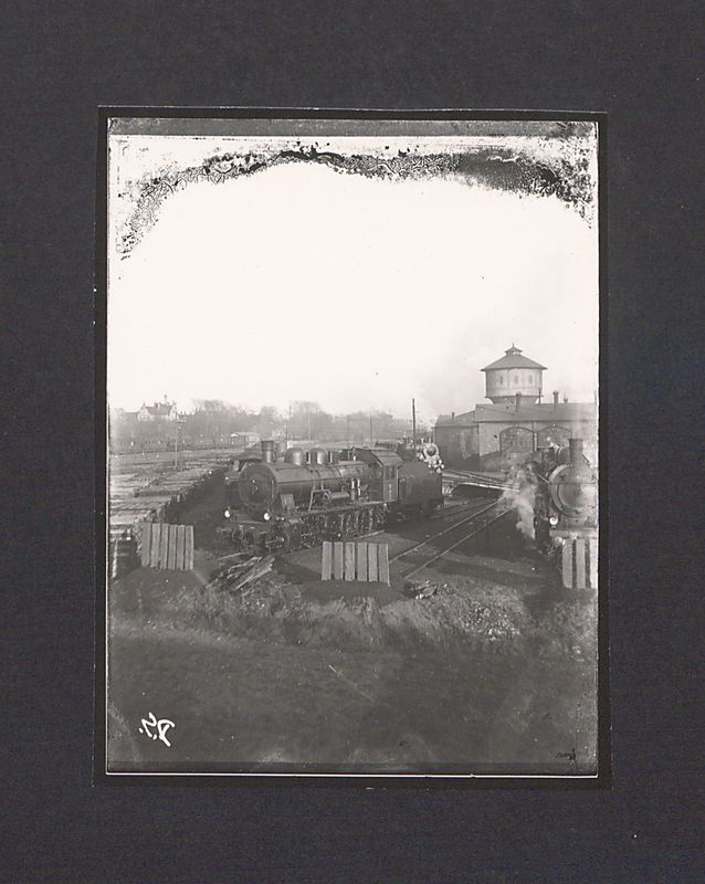 Szklane negatywy Dionizego Scholtza. Parowozownia.