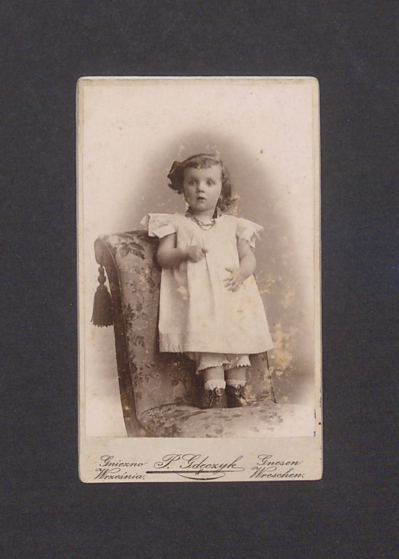 Portret około dwuletniej dziewczynki.