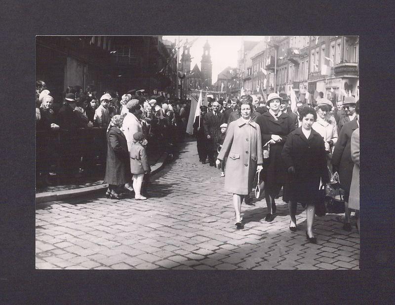 Obchody 1 Maja 1970 r. Uczestnicy pochodu.
