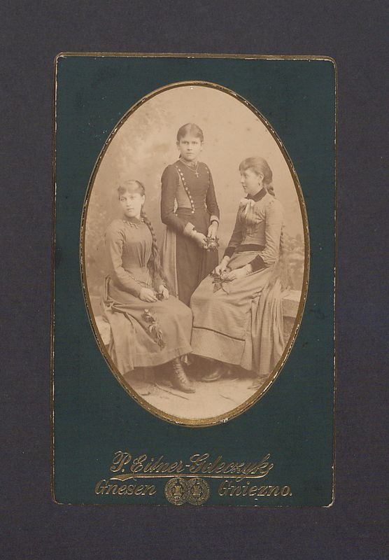 Portret trzech dziewcząt.