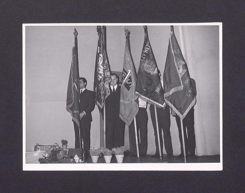 25 lat wyzwolenia Gniezna. Sztandary.