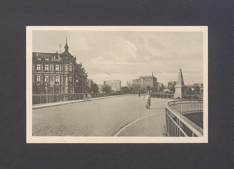 Ul. Wawrzyniecka i ul. Warszawska z pomnikiem Opatrzności Bożej po prawej stronie.