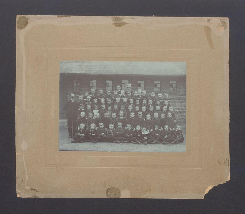 Uczniowie Katolickiej Szkoły Elementarnej przy ul. św. Jana, rok 1912.