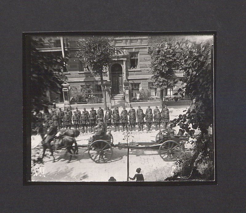 Szklane negatywy Dionizego Scholtza. Przemarsz artylerii i kompanii 69 Pułku Piechoty.