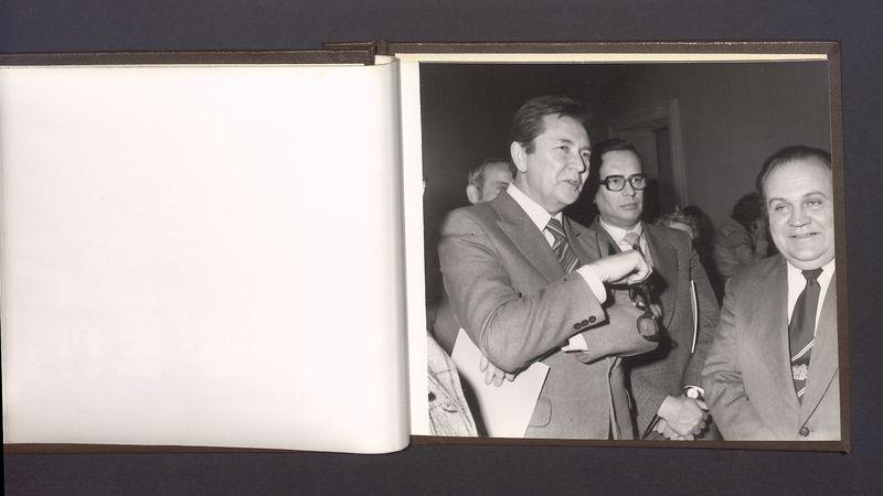 Album pamiątkowy z obrazujący uroczystość z okazji 80-lecia urodzin T. Kulisiewicza, cz. 2