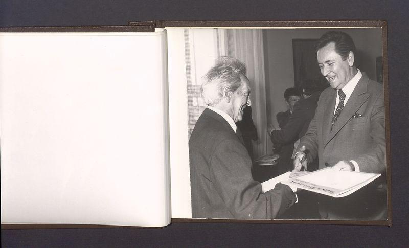 Album pamiątkowy z obrazujący uroczystość z okazji 80-lecia urodzin T. Kulisiewicza, cz. 2