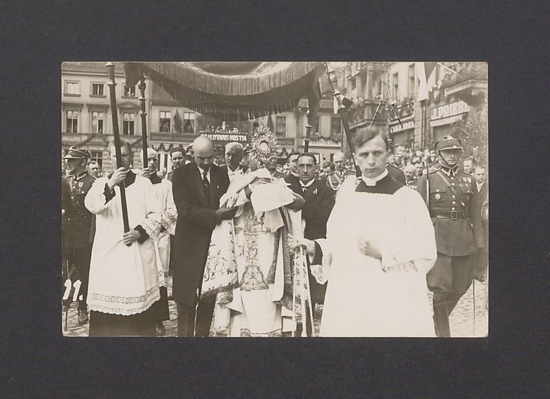 Uroczystości odsłonięcia pomnika Bolesława Chrobrego. W procesji biorą udział prezydent Rzeczypospolitej Ignacy Mościcki i prezydent Gniezna Leon Barciszewski.