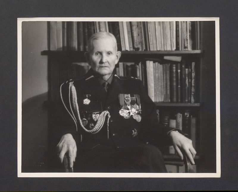 Portret prof Bolesława Kasprowicza (juniora) w galowym mundurze powstańca wielkopolskiego.