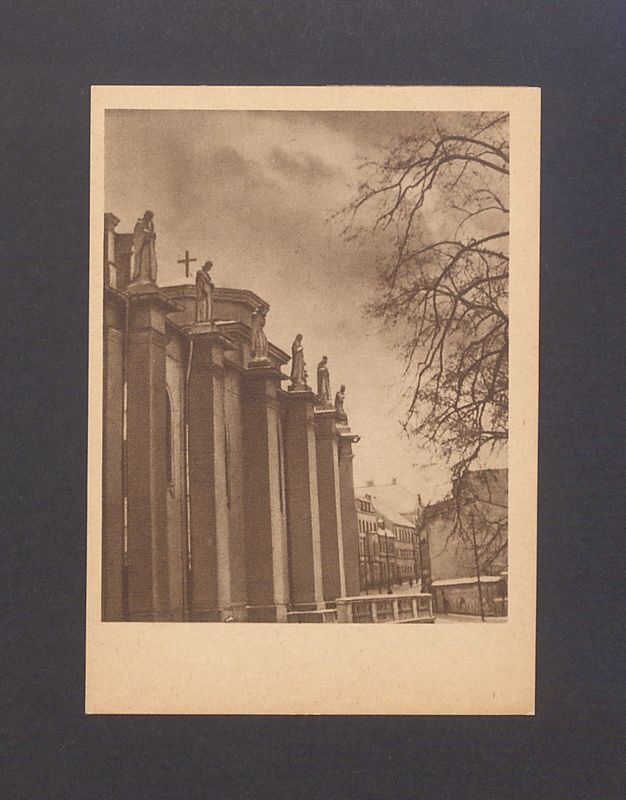 Skarpy bazyliki uwieńczone rzeźbami świętych i błogosławionych polskich.