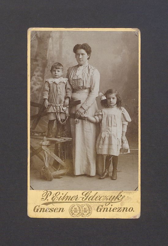 Portret Wiktorii Scholtz z dziećmi, Teklą i Dionizym.