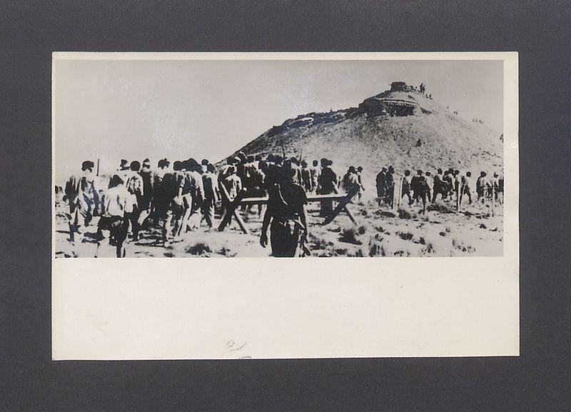 Kolumna jeńców wziętych do niewoli podczas walk