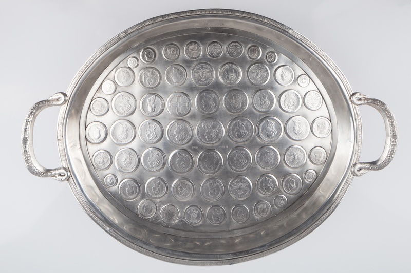 Taca inkrustowana numizmatami