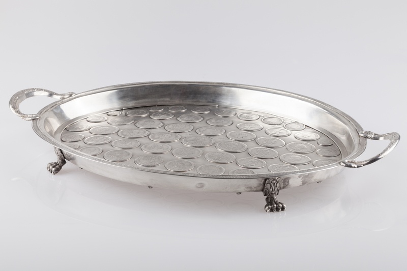 Taca inkrustowana numizmatami