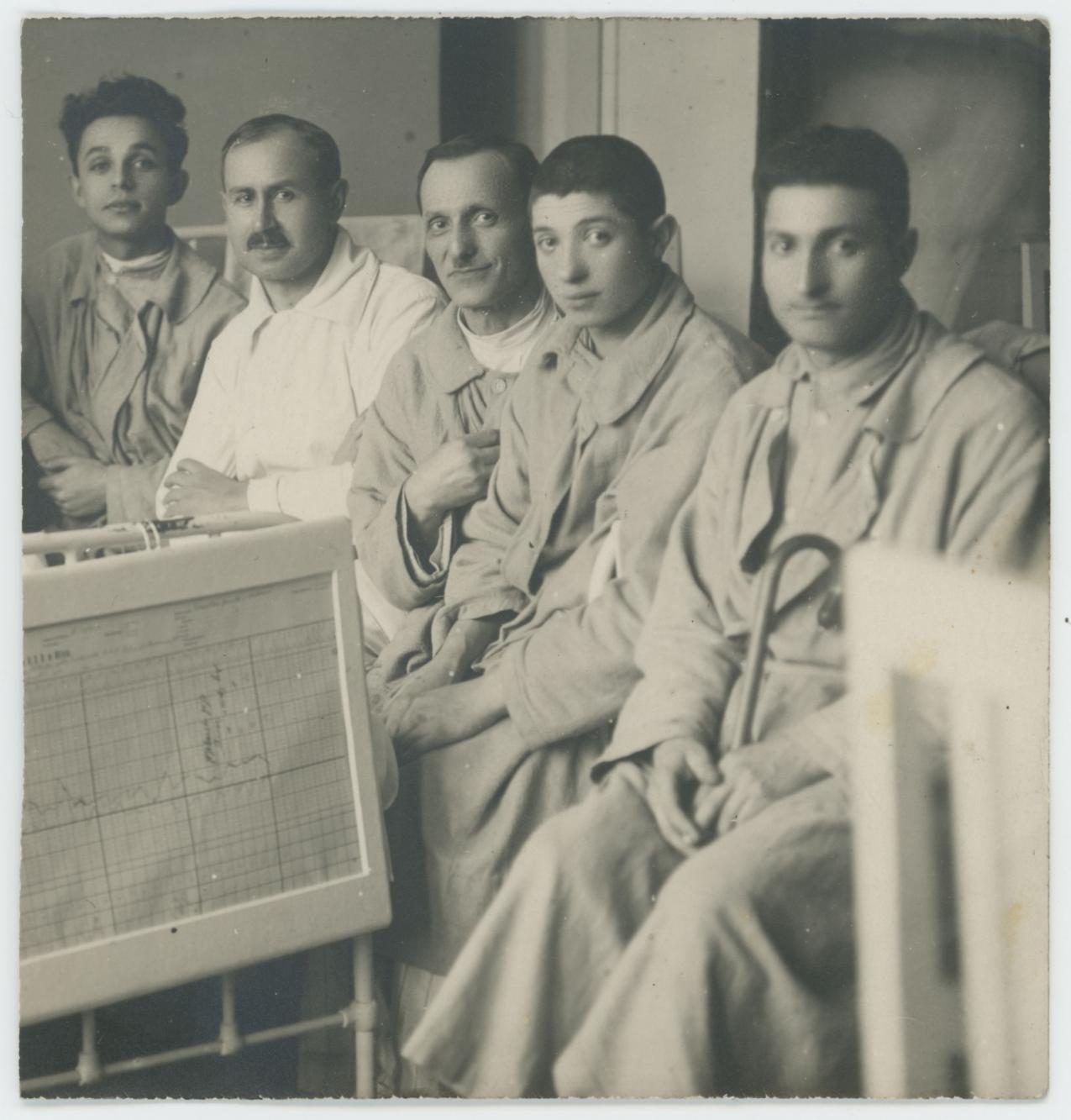 Fotografia przedstawiająca Mieczysława Trzeciaka z pacjentami