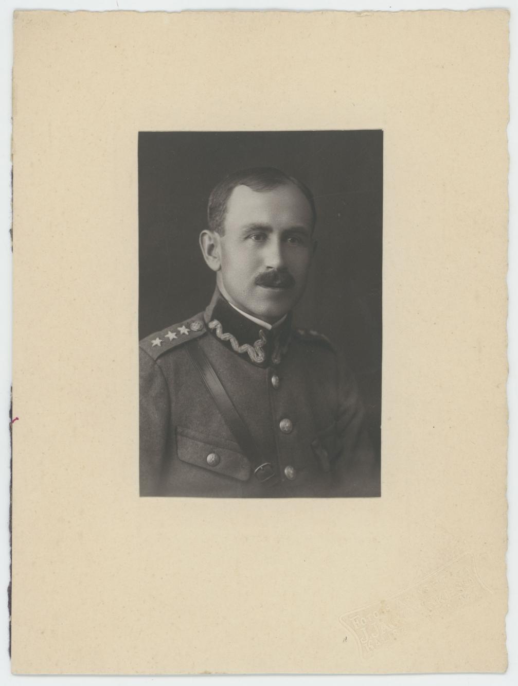 Fotografia przedstawiająca Mieczysława Trzeciaka w mundurze