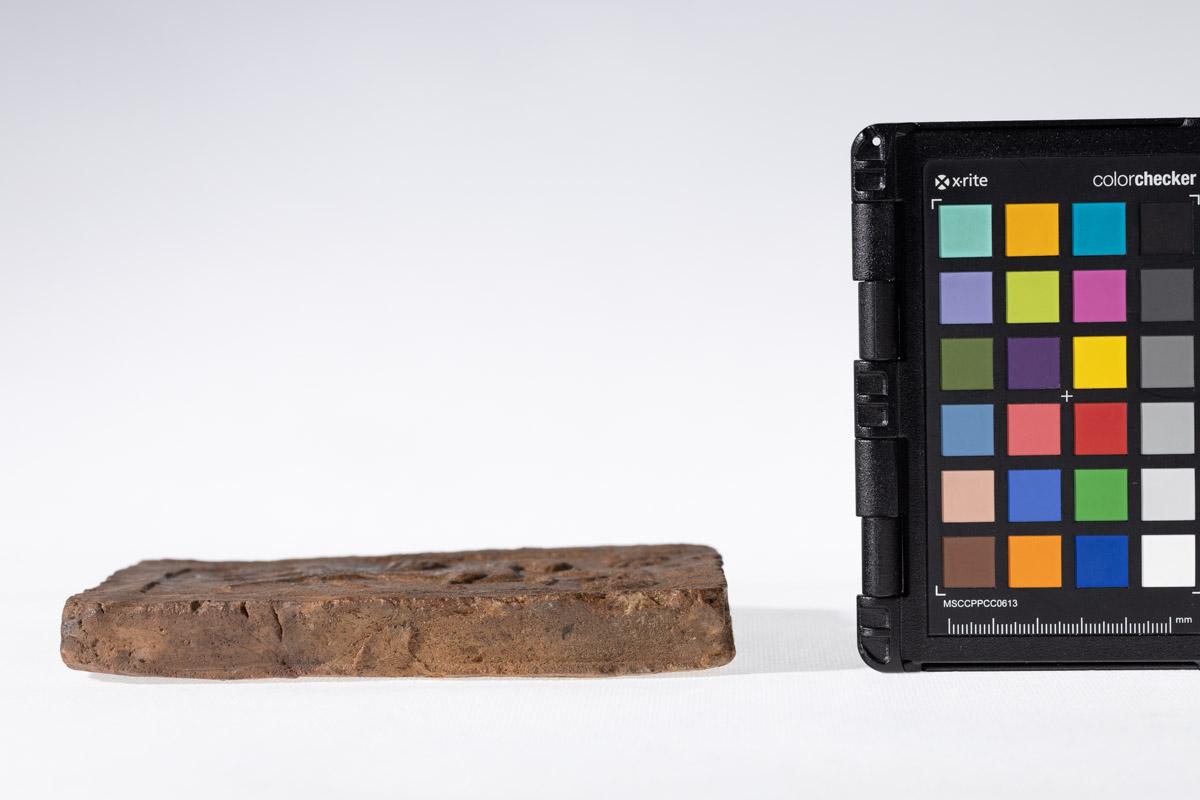 Płytka z wyobrażeniem konia, głowy ludzkiej i smoka