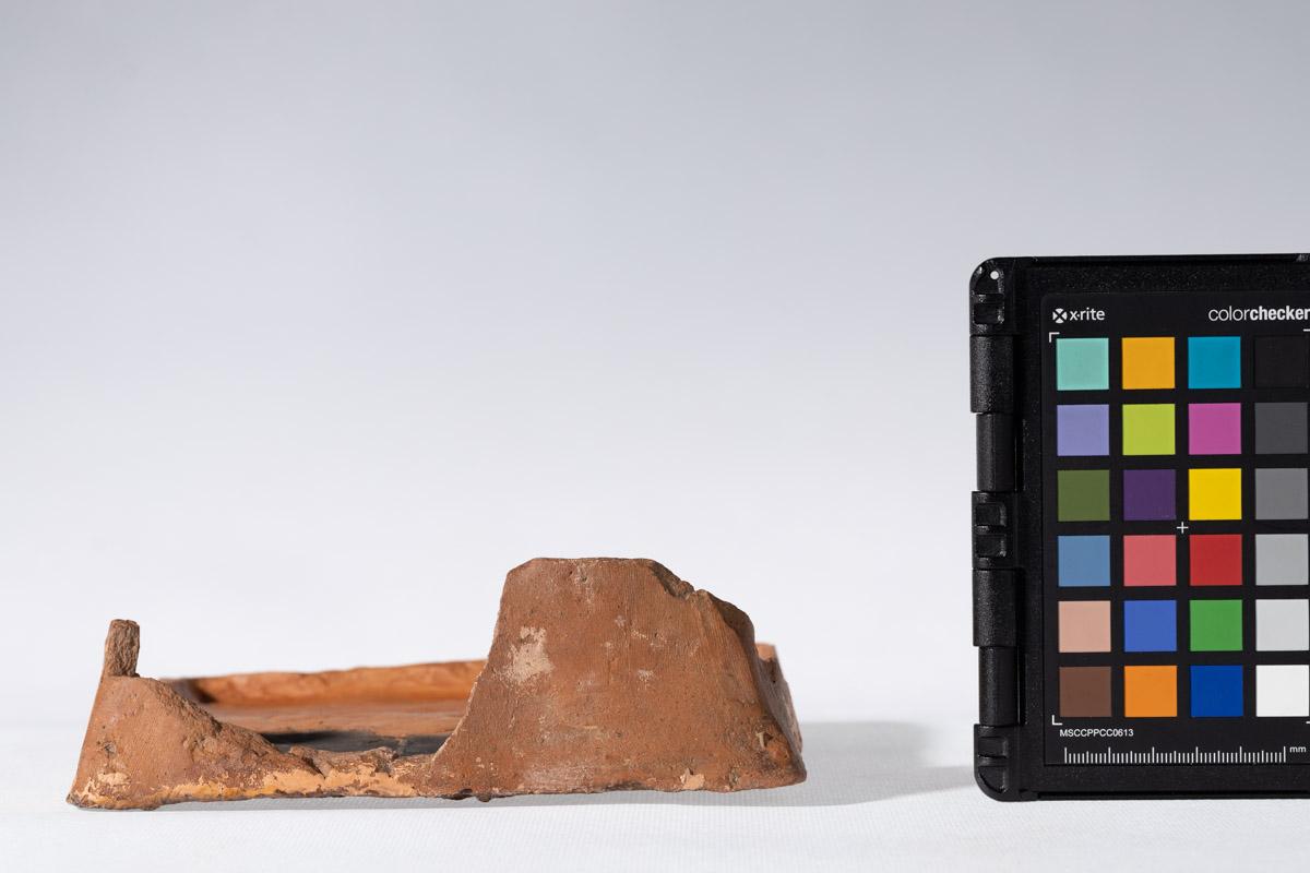 Kafel z fragmentem herbu