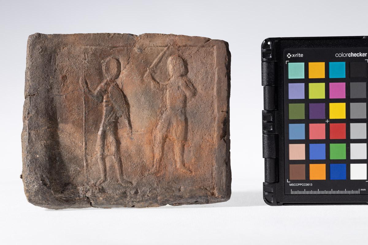 Płytka z wyobrażeniem wojowników