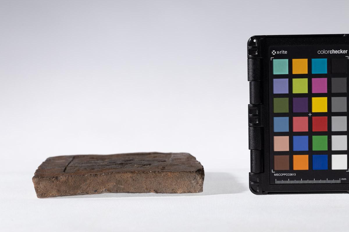 Płytka z wyobrażeniem konia, głowy ludzkiej i smoka