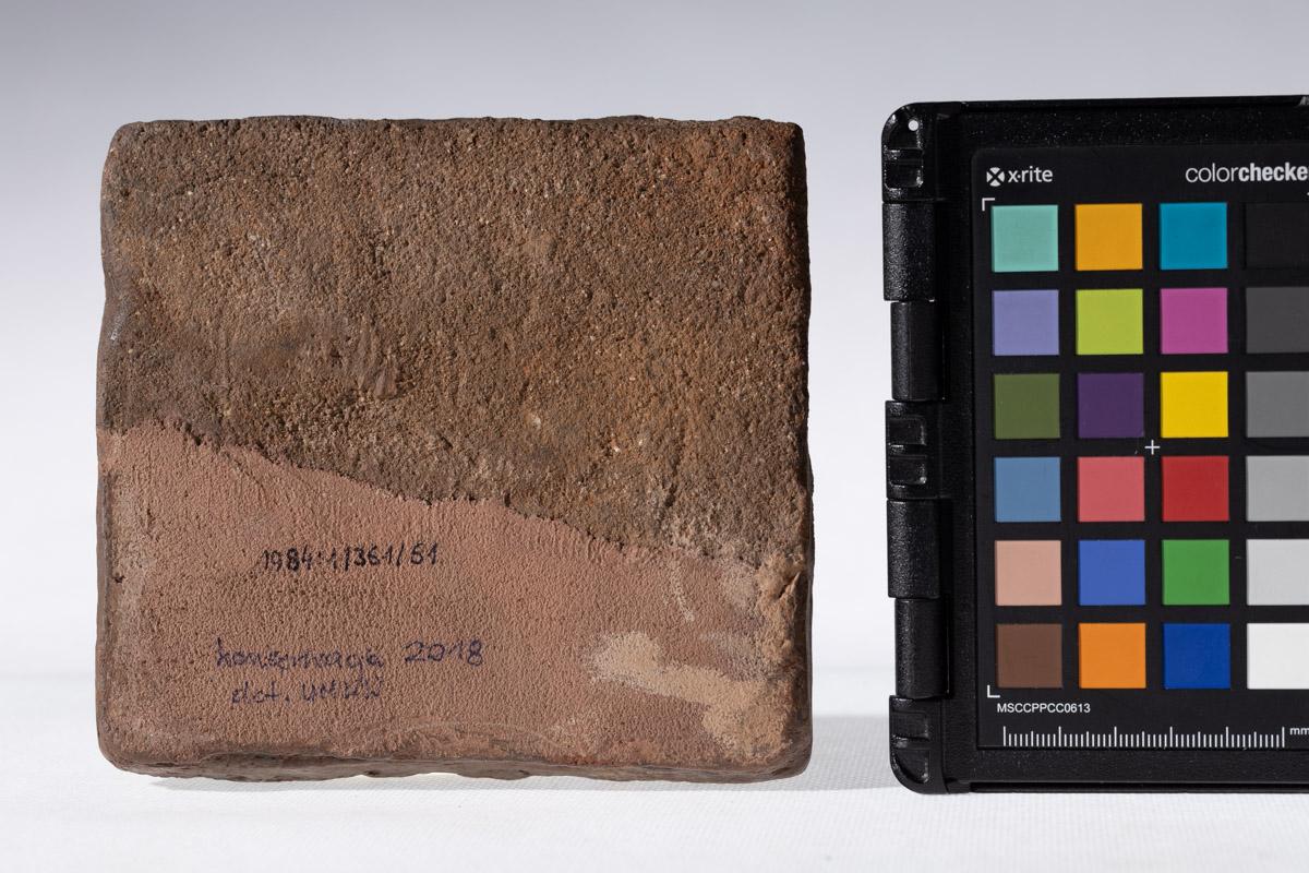 Płytka z wyobrażeniem byka