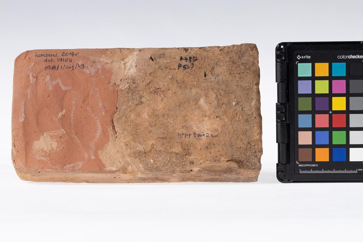 Płytka z wyobrażeniem gryfa