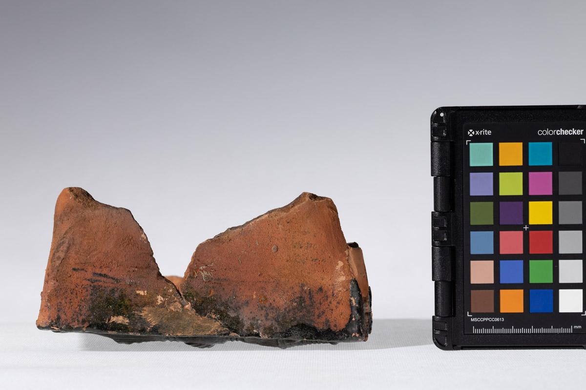 Kafel z motywem postaci trzymającej konia