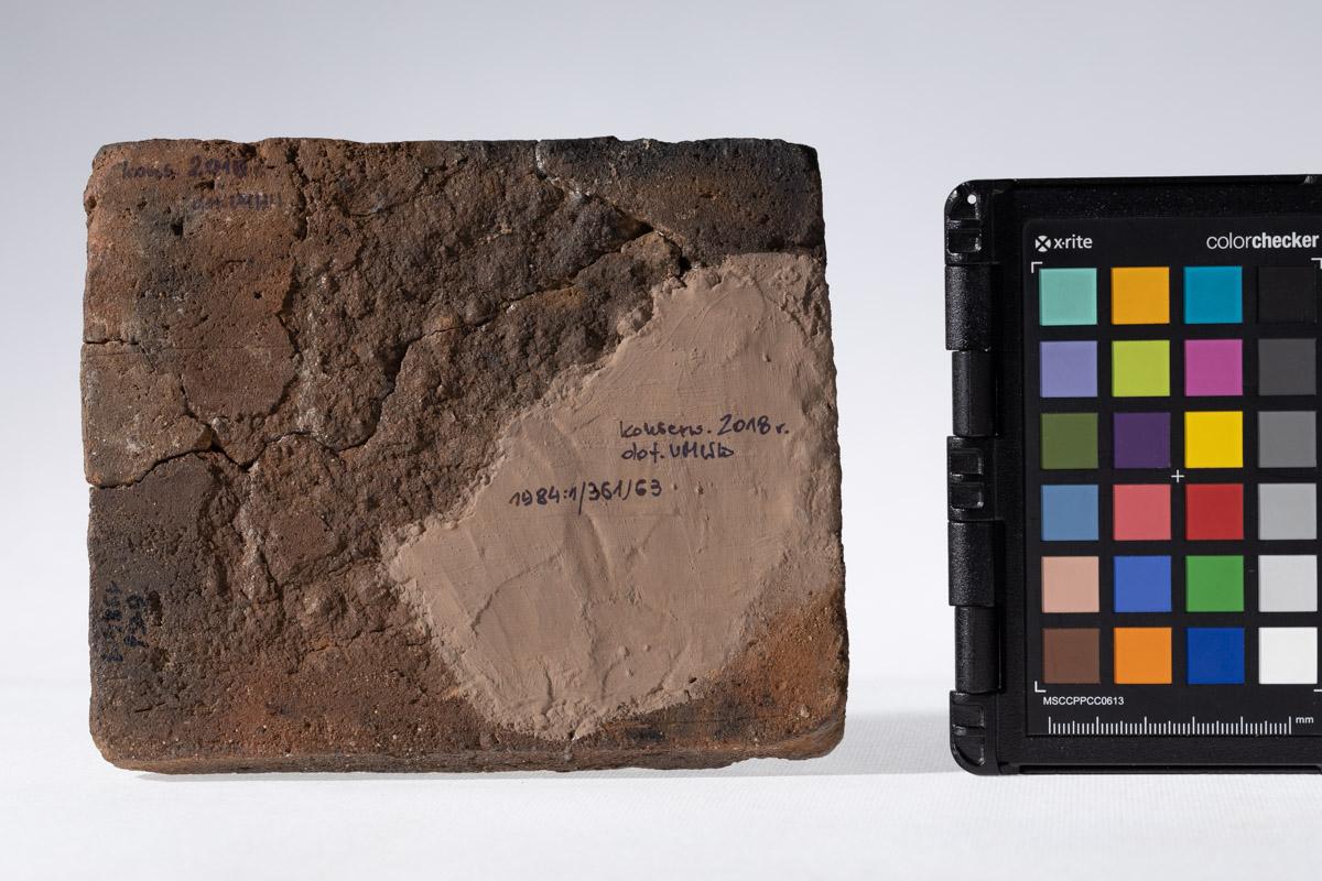 Płytka z wyobrażeniem człowieka prowadzącego lwa na arkanie