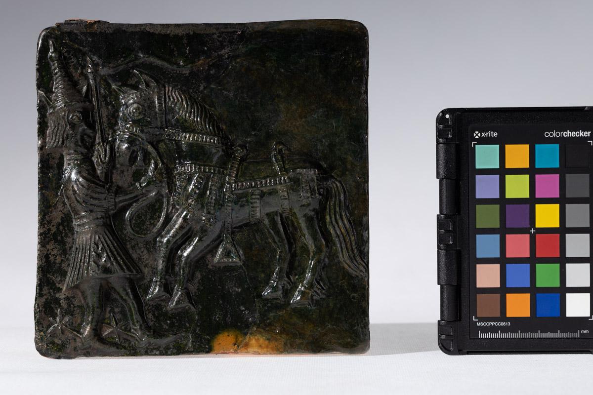 Kafel z motywem postaci trzymającej konia