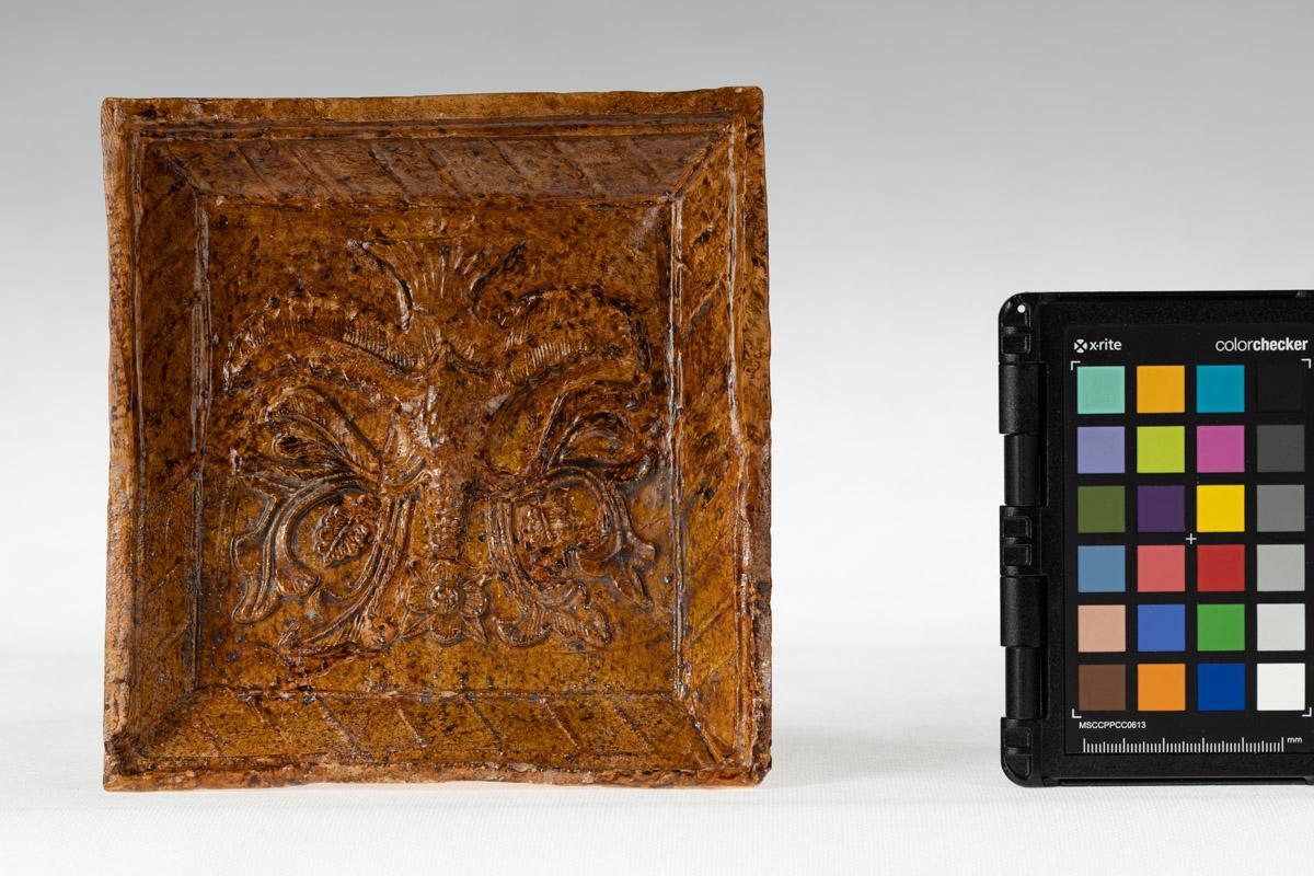 Kafel z motywem roślinnym