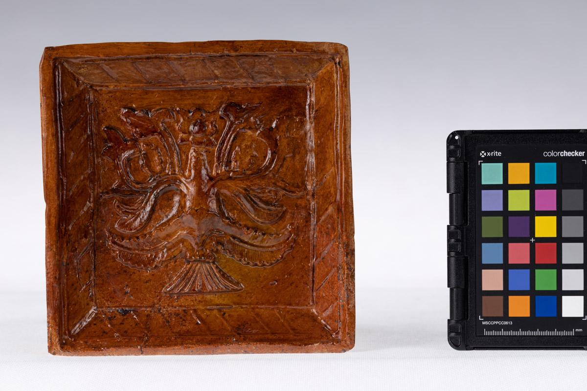 Kafel z motywem roślinnym