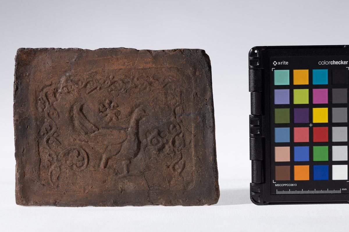 Płytka z wyobrażeniem ptaka