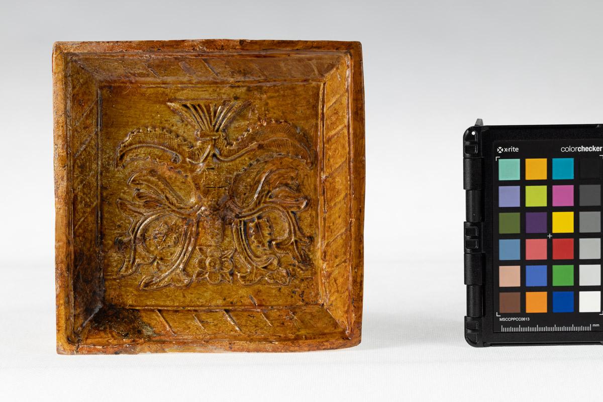 Kafel z motywem roślinnym