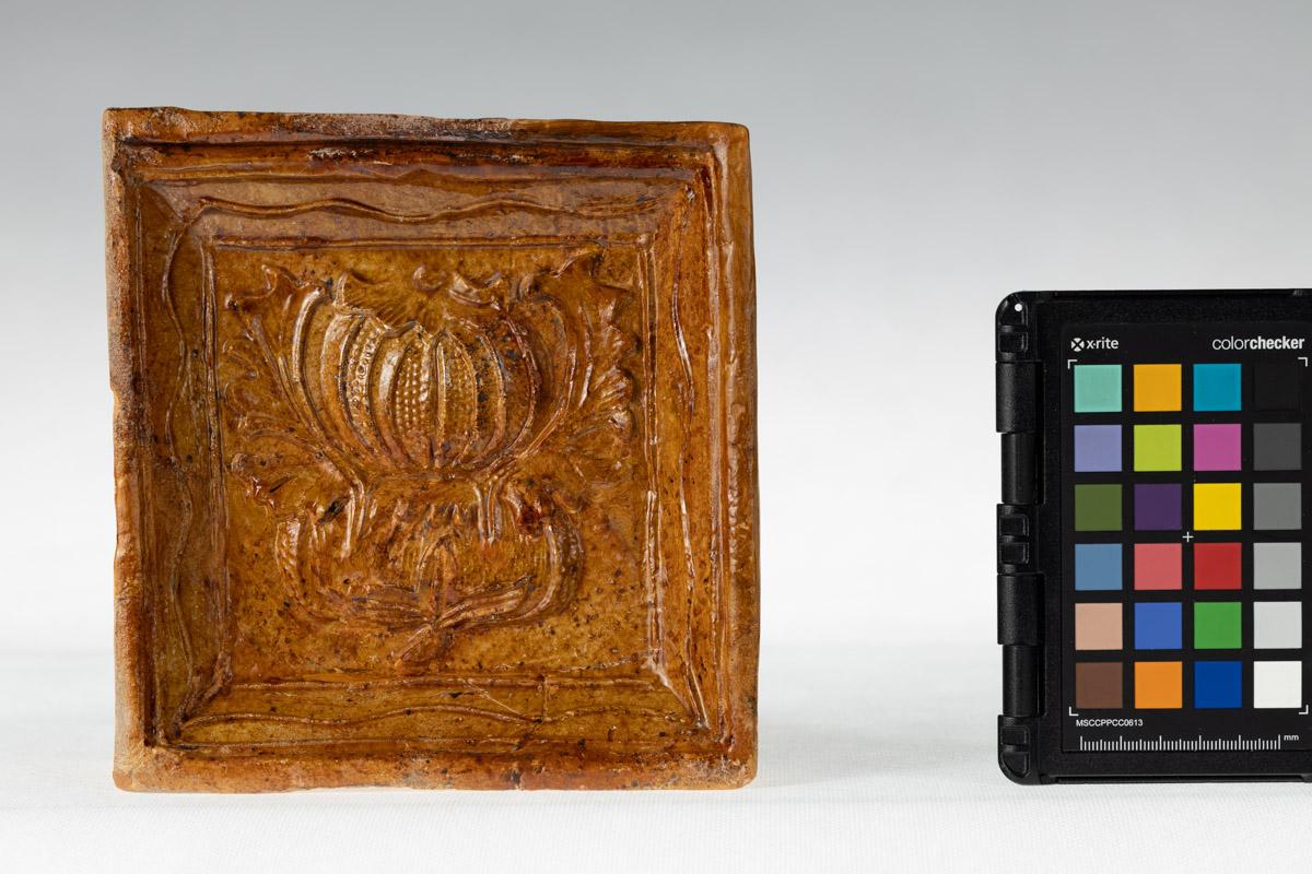 Kafel z motywem roślinnym