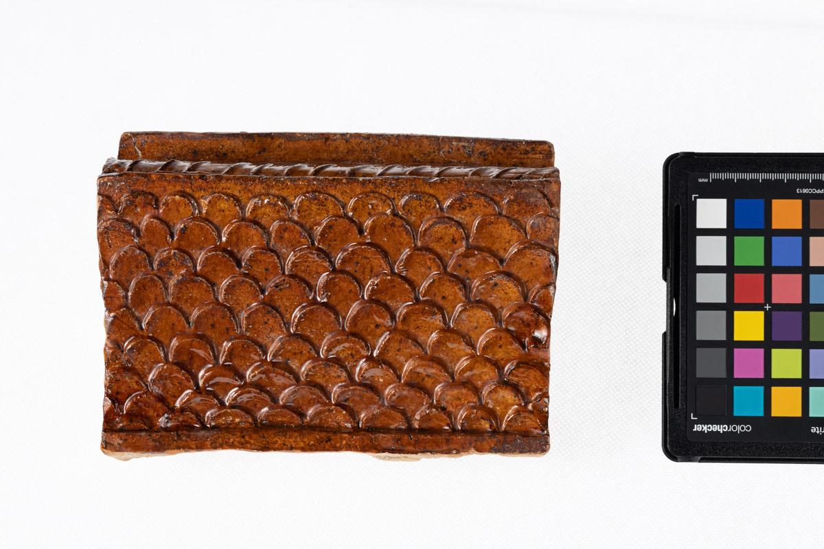 Kafel z motywem rybiej łuski