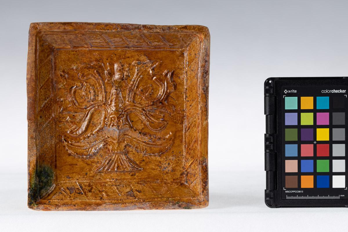 Kafel z motywem roślinnym