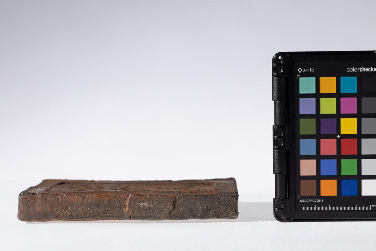 Płytka z wyobrażeniem konia, głowy ludzkiej i smoka