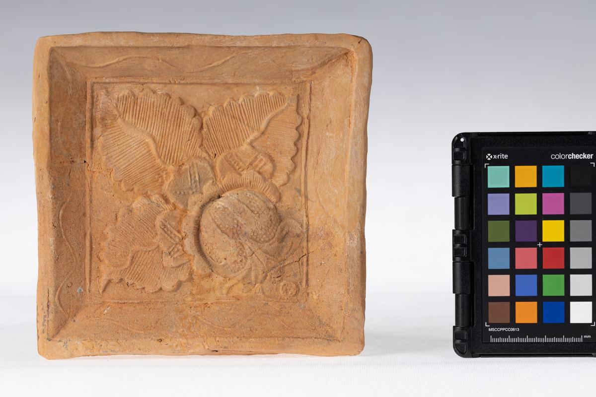 Kafel z motywem roślinnym