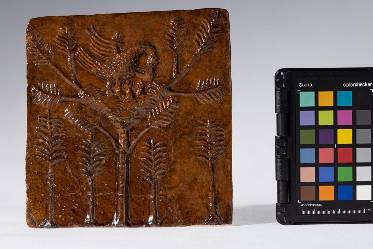 Kafel z motywem pelikana w gnieździe