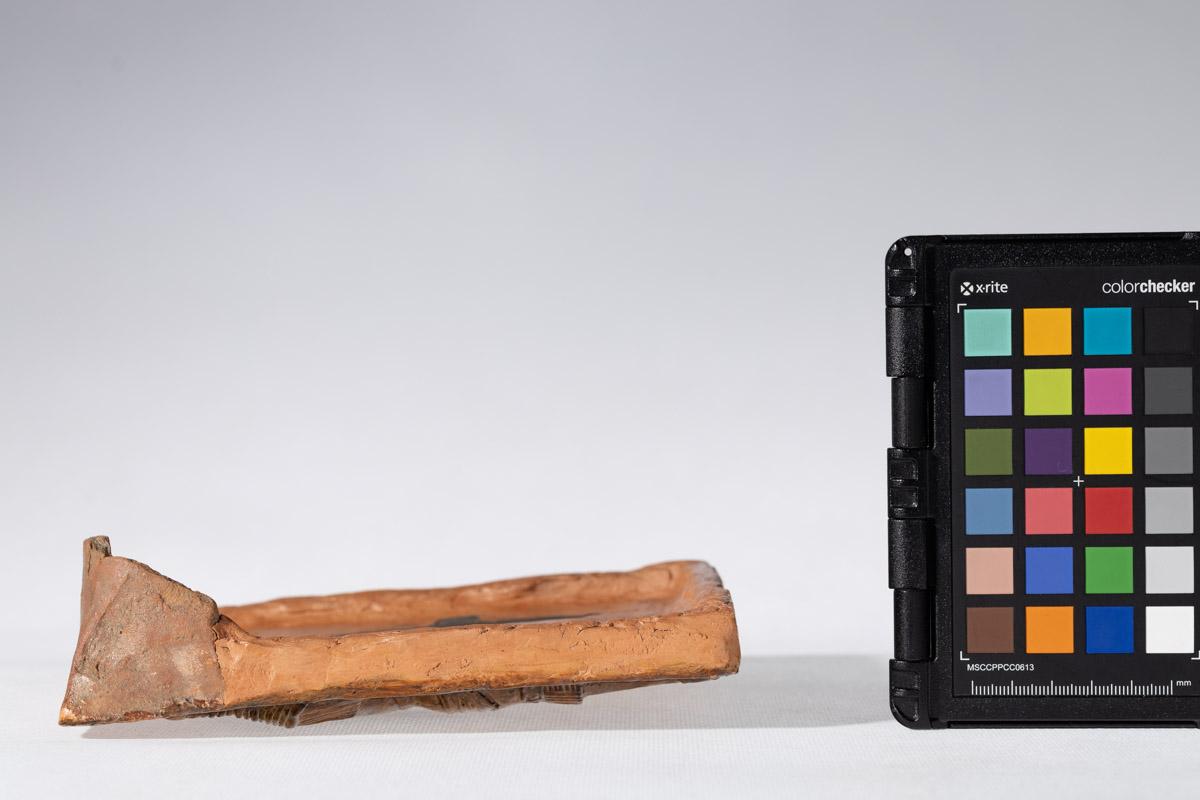 Kafel z motywem postaci trzymającej konia