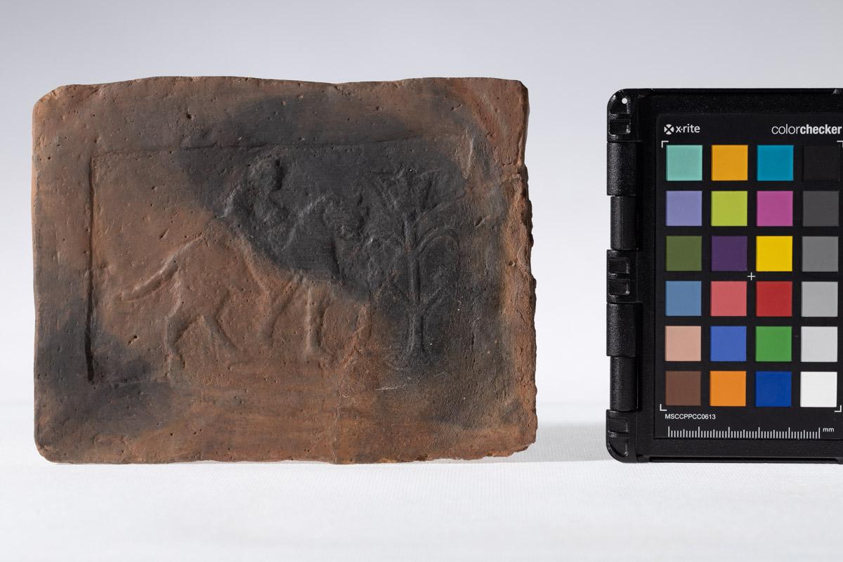 Płytka z wyobrażeniem jeźdźca przy Drzewie Życia