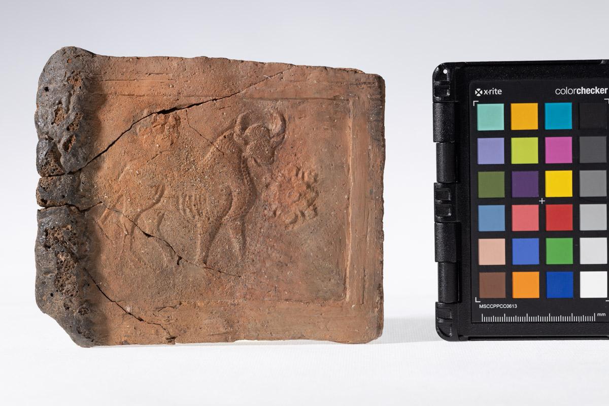 Płytka z wyobrażeniem byka