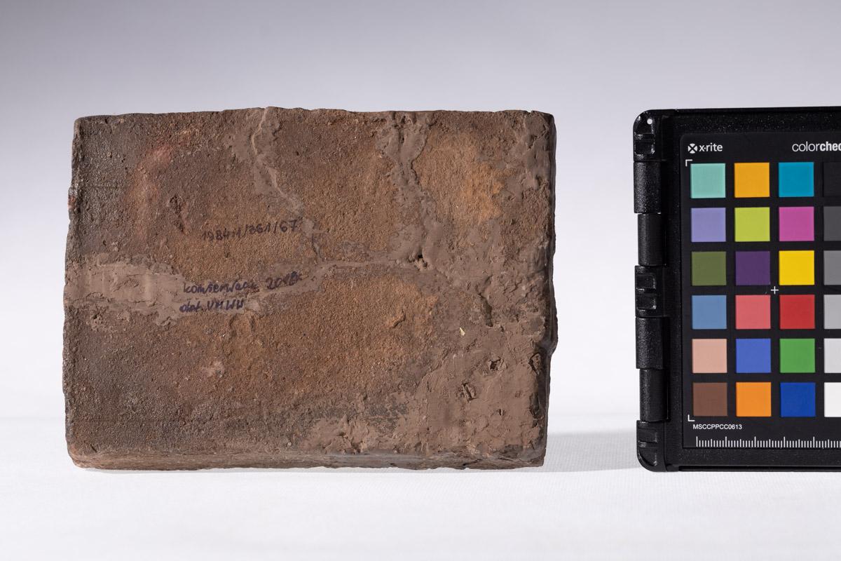 Płytka z wyobrażeniem byka